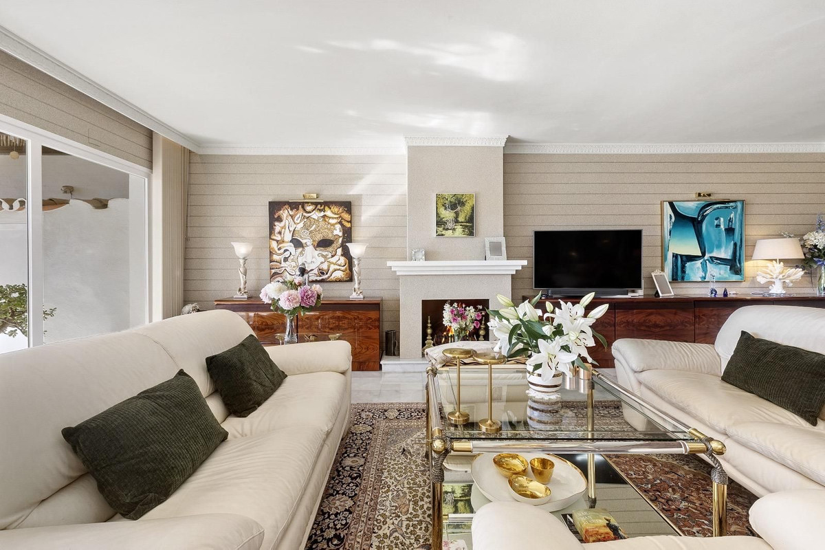 Te koop Middle Floor Apartment Costa Del Sol El Presidente € 1.200.000,-