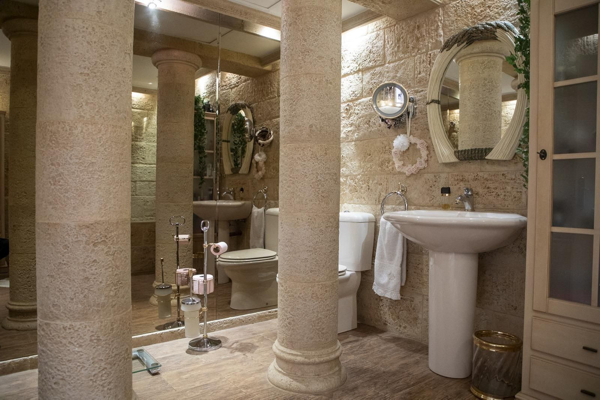 Te koop Middle Floor Apartment Costa Del Sol El Presidente € 1.200.000,-