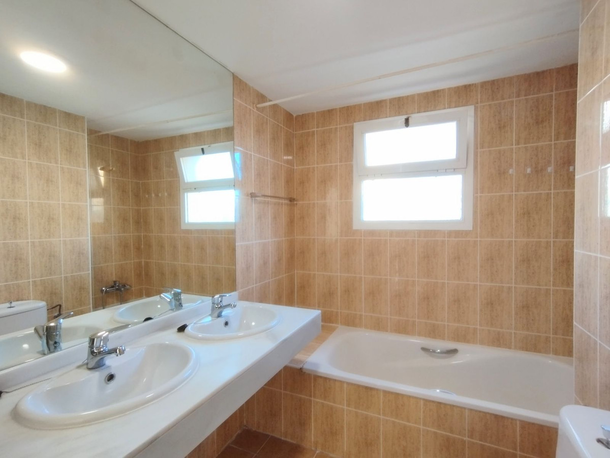 Te koop Middle Floor Apartment Costa Del Sol Calahonda € 299.000,-