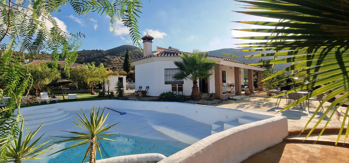 Te koop Vrijstaande Villa Costa Del Sol Arenas € 360.000,-