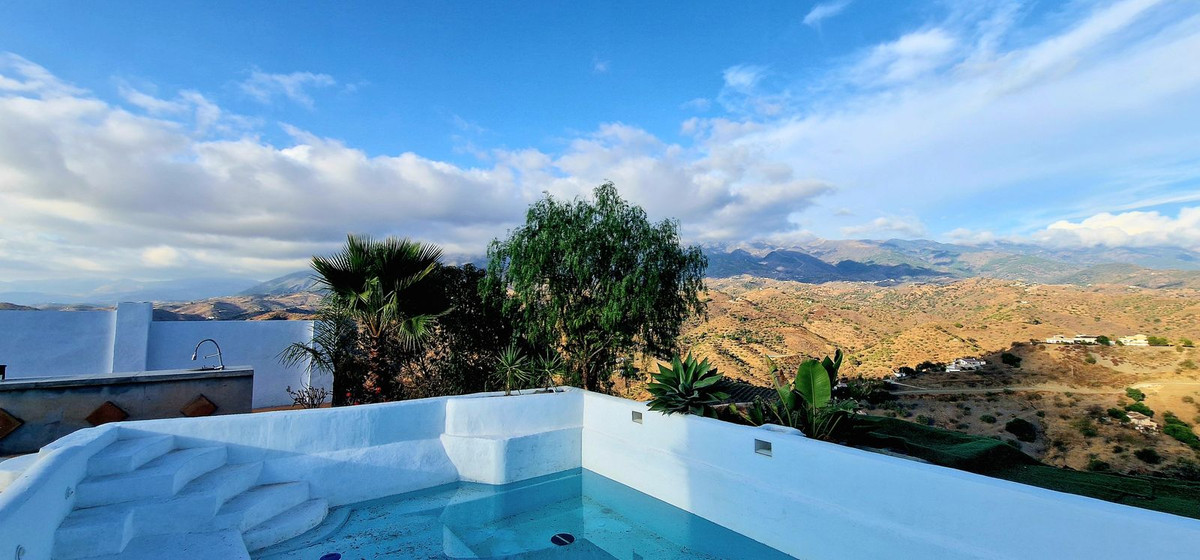 Te koop Vrijstaande Villa Costa Del Sol Arenas € 360.000,-