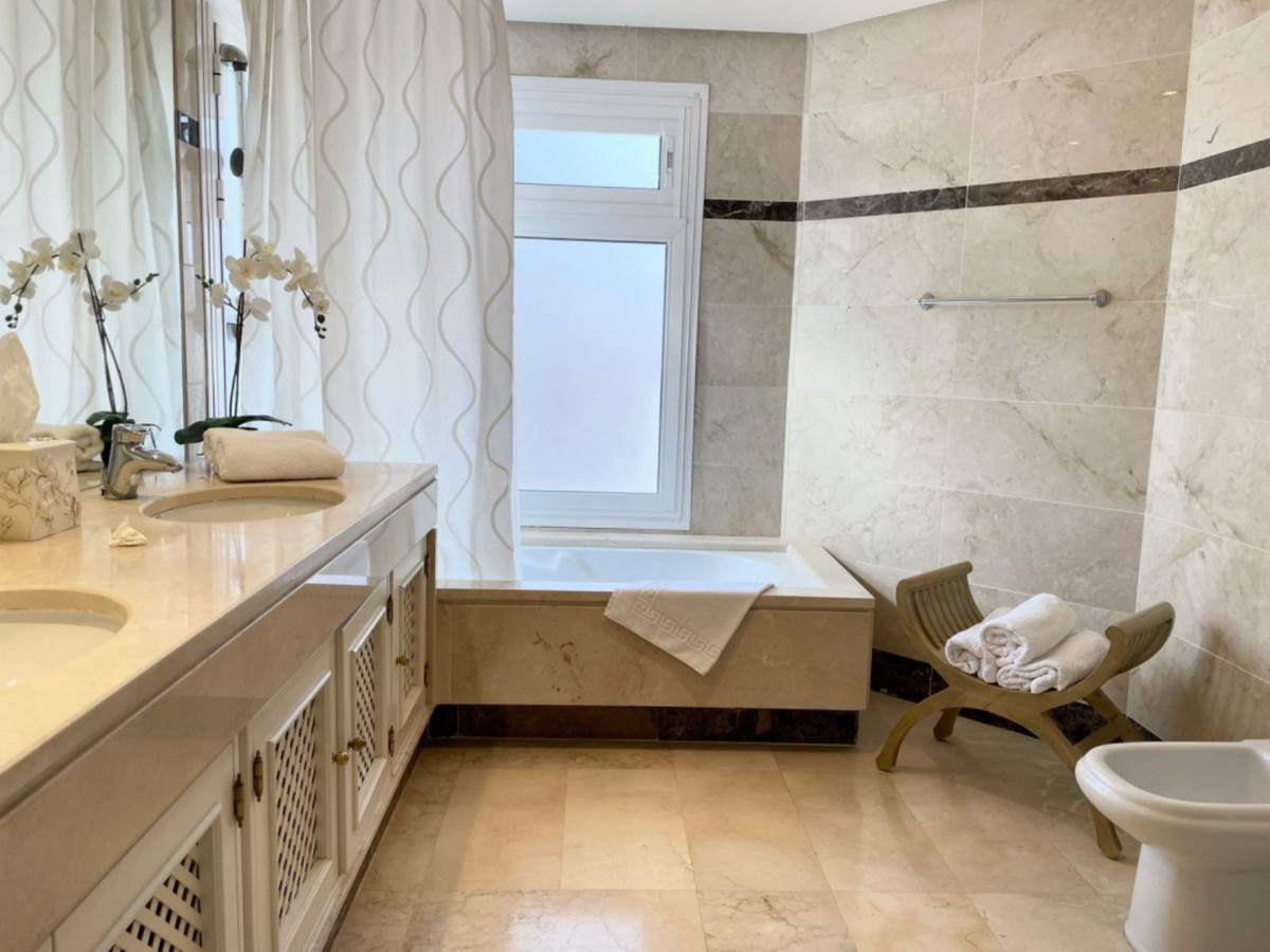 Te koop Middle Floor Apartment Costa Del Sol Nueva Andalucía € 735.000,-