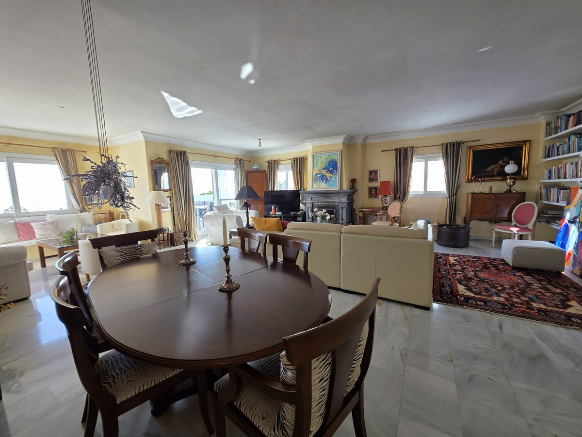 Te koop Middle Floor Apartment Costa Del Sol La Mairena € 399.000,-