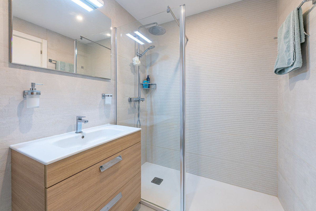 Te koop Middle Floor Apartment Costa Del Sol Estepona € 975.000,-