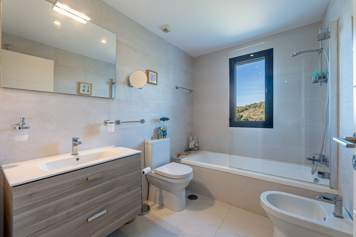 Te koop Middle Floor Apartment Costa Del Sol Estepona € 975.000,-