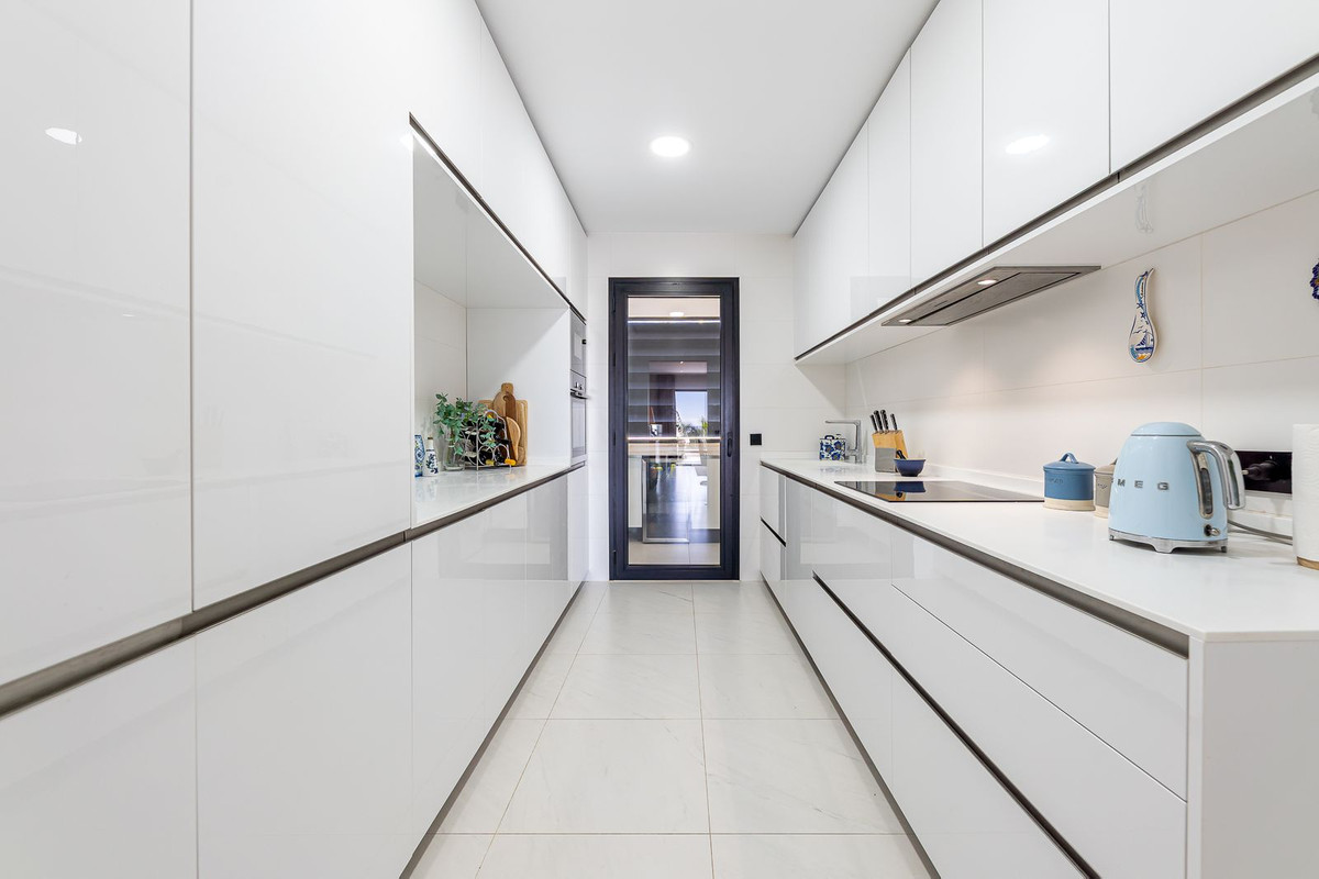 Te koop Middle Floor Apartment Costa Del Sol Estepona € 975.000,-