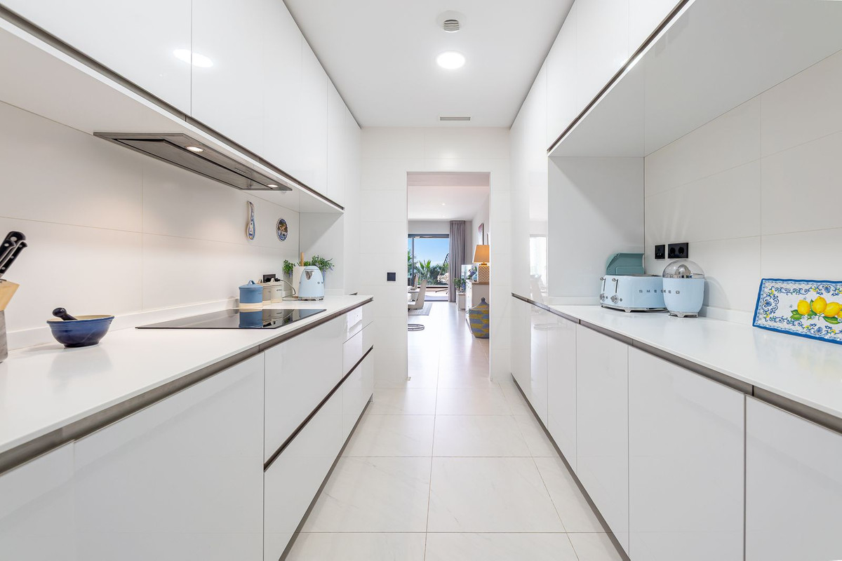 Te koop Middle Floor Apartment Costa Del Sol Estepona € 975.000,-