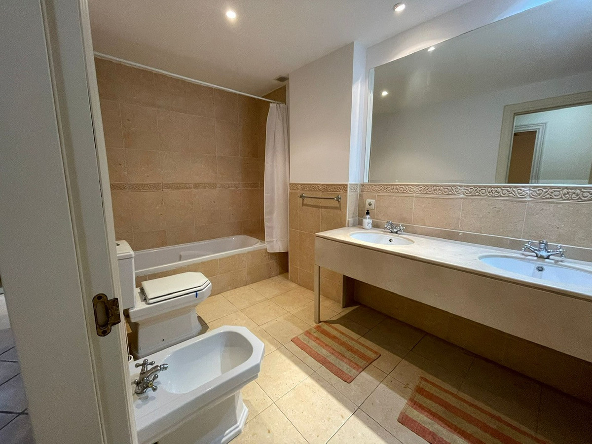 Te koop Middle Floor Apartment Costa Del Sol Estepona € 295.000,-