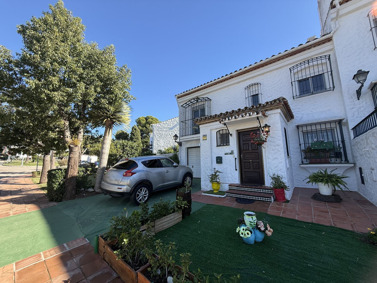 Te koop Half vrijstaand huis Costa Del Sol El Paraiso € 495.000,-