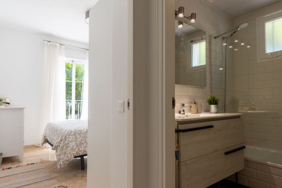 Te koop Middle Floor Apartment Costa Del Sol La Duquesa € 230.000,-