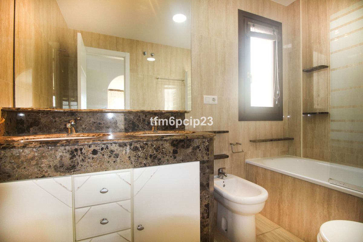 Te koop Herenhuis Costa Del Sol La Duquesa € 510.000,-