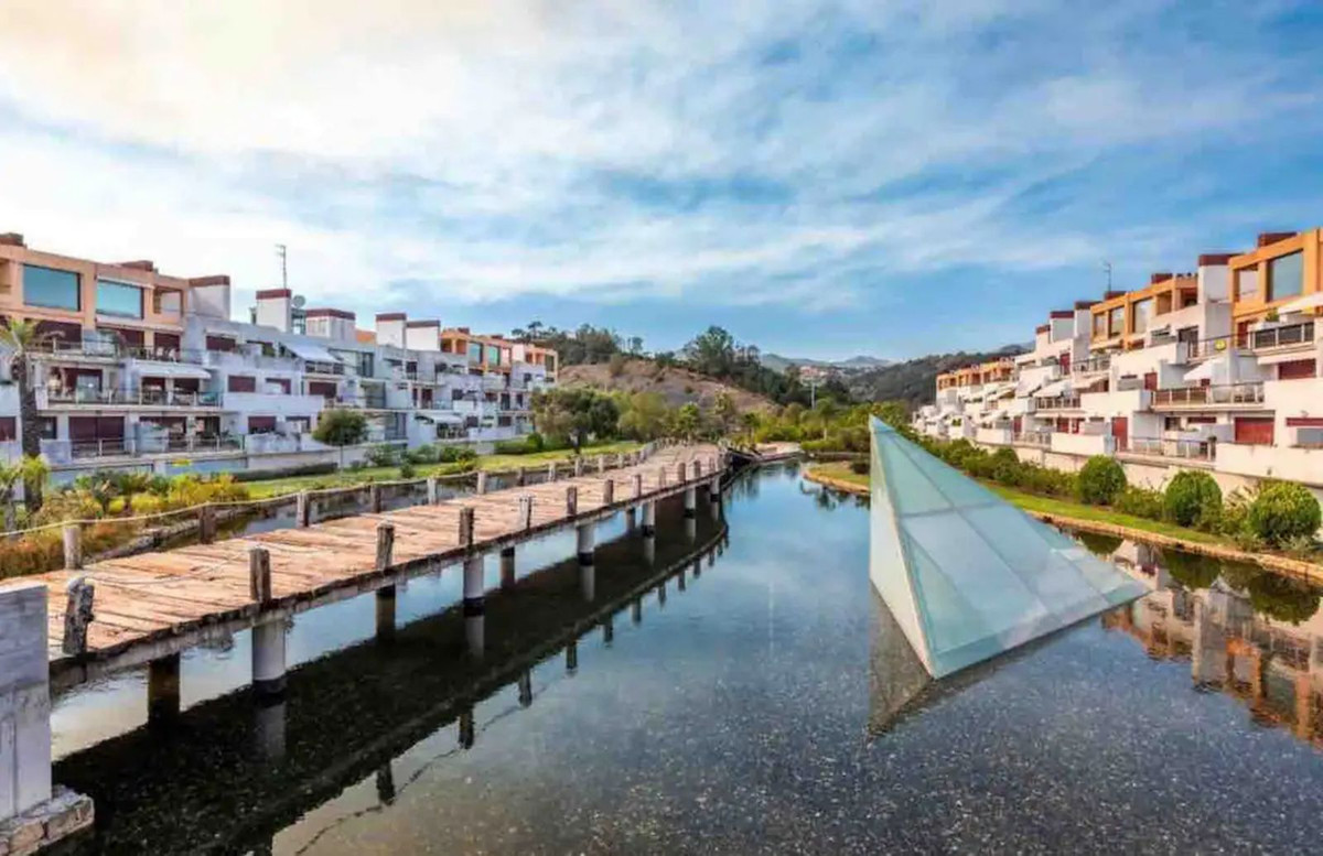 Te koop Middle Floor Apartment Costa Del Sol Estepona € 260.000,-