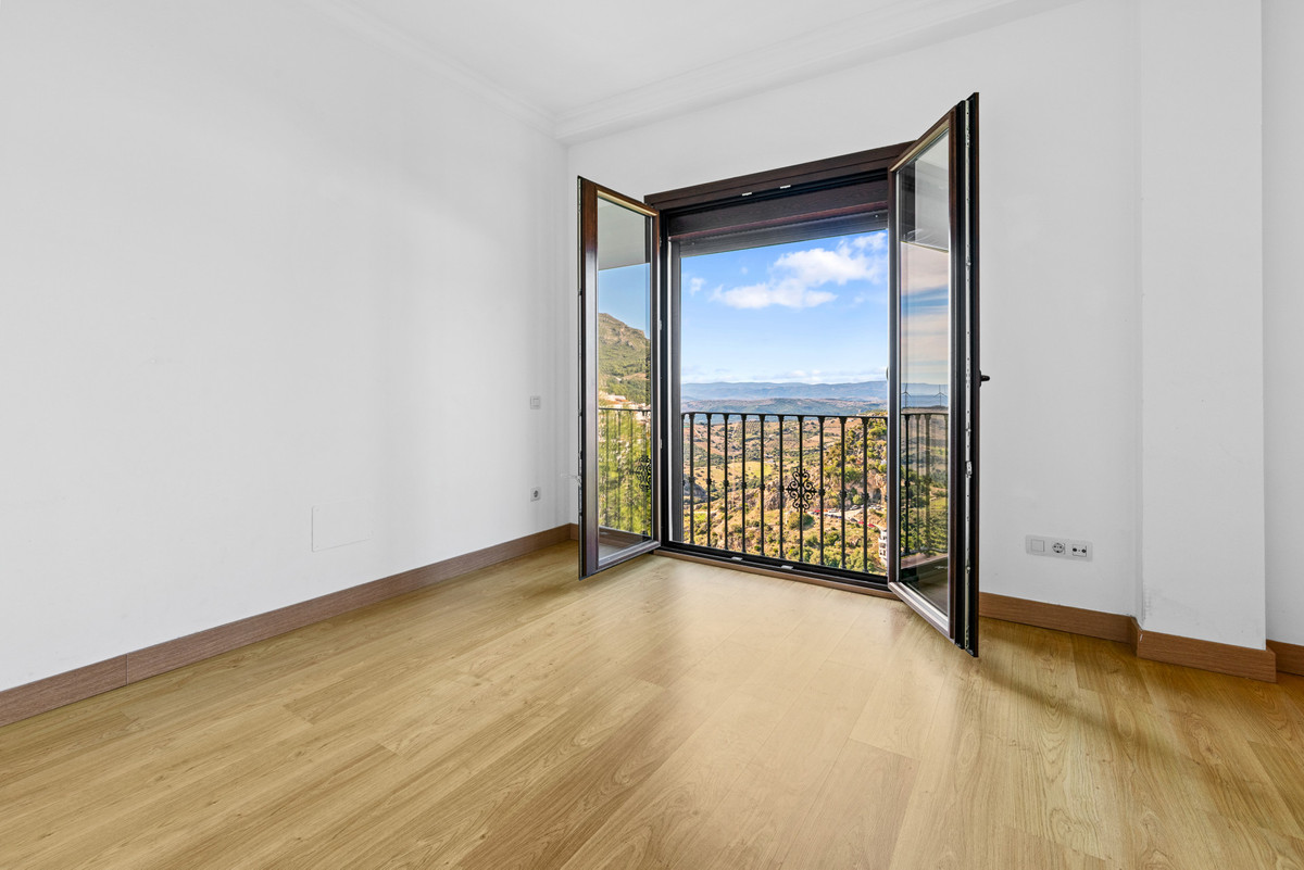 Te koop Herenhuis Costa Del Sol Casares € 410.000,-