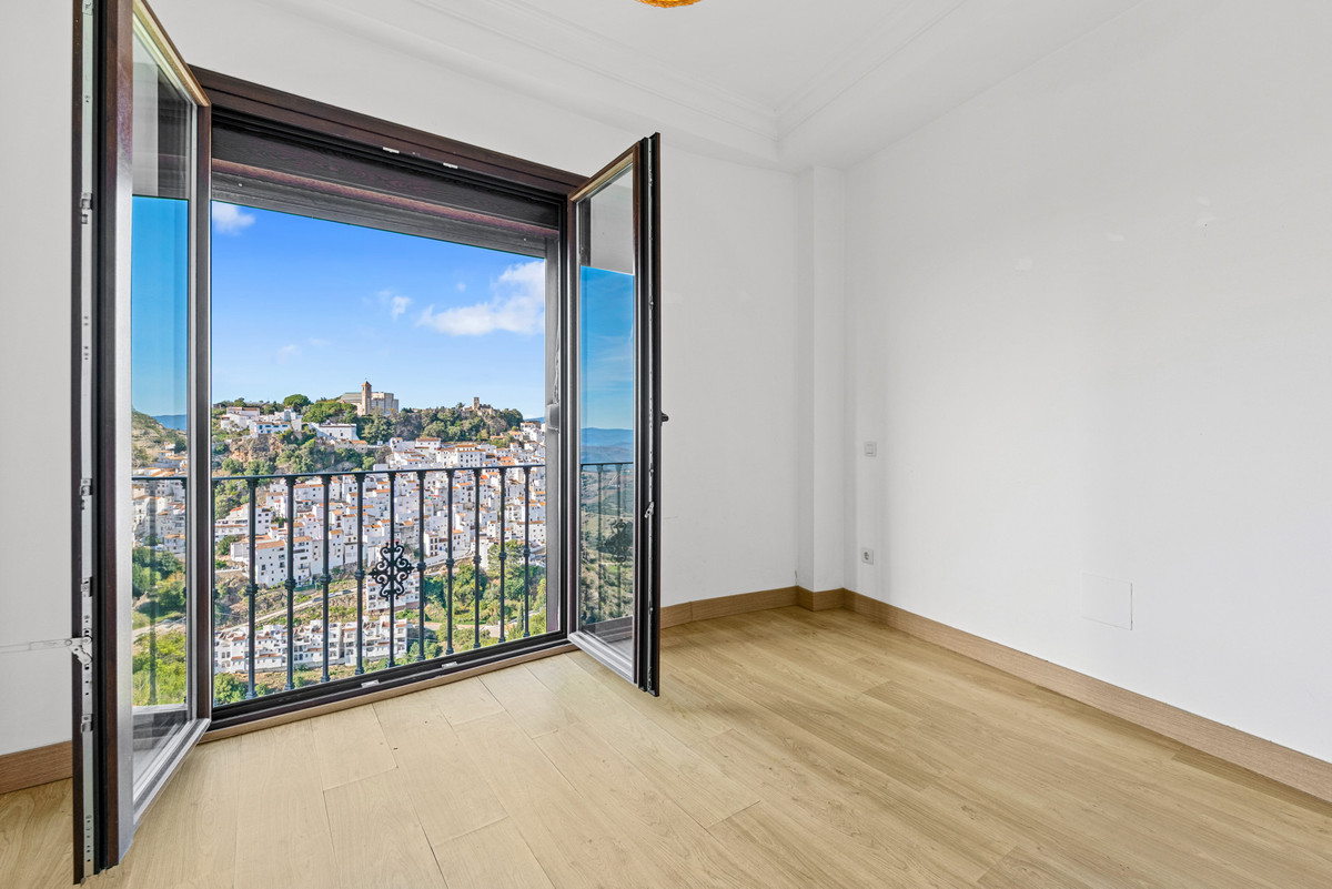 Te koop Herenhuis Costa Del Sol Casares € 410.000,-