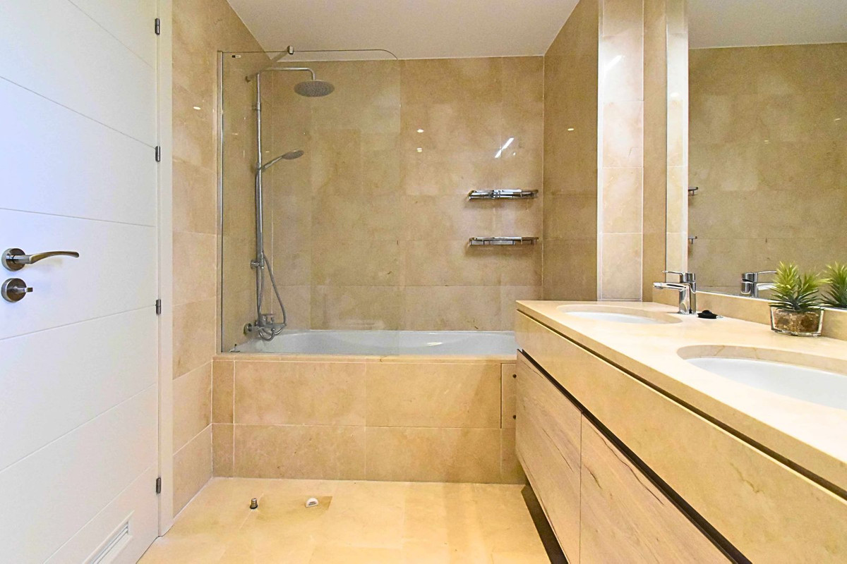 Te koop Middle Floor Apartment Costa Del Sol Casares Playa € 380.000,-