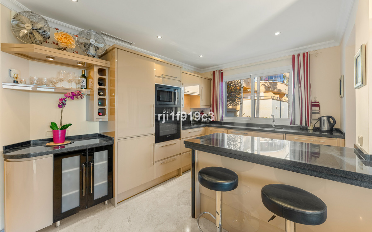 Te koop Middle Floor Apartment Costa Del Sol Elviria € 548.000,-