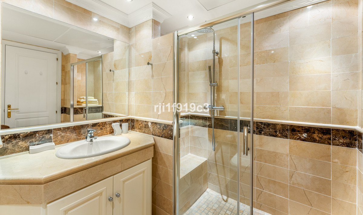 Te koop Middle Floor Apartment Costa Del Sol Elviria € 548.000,-