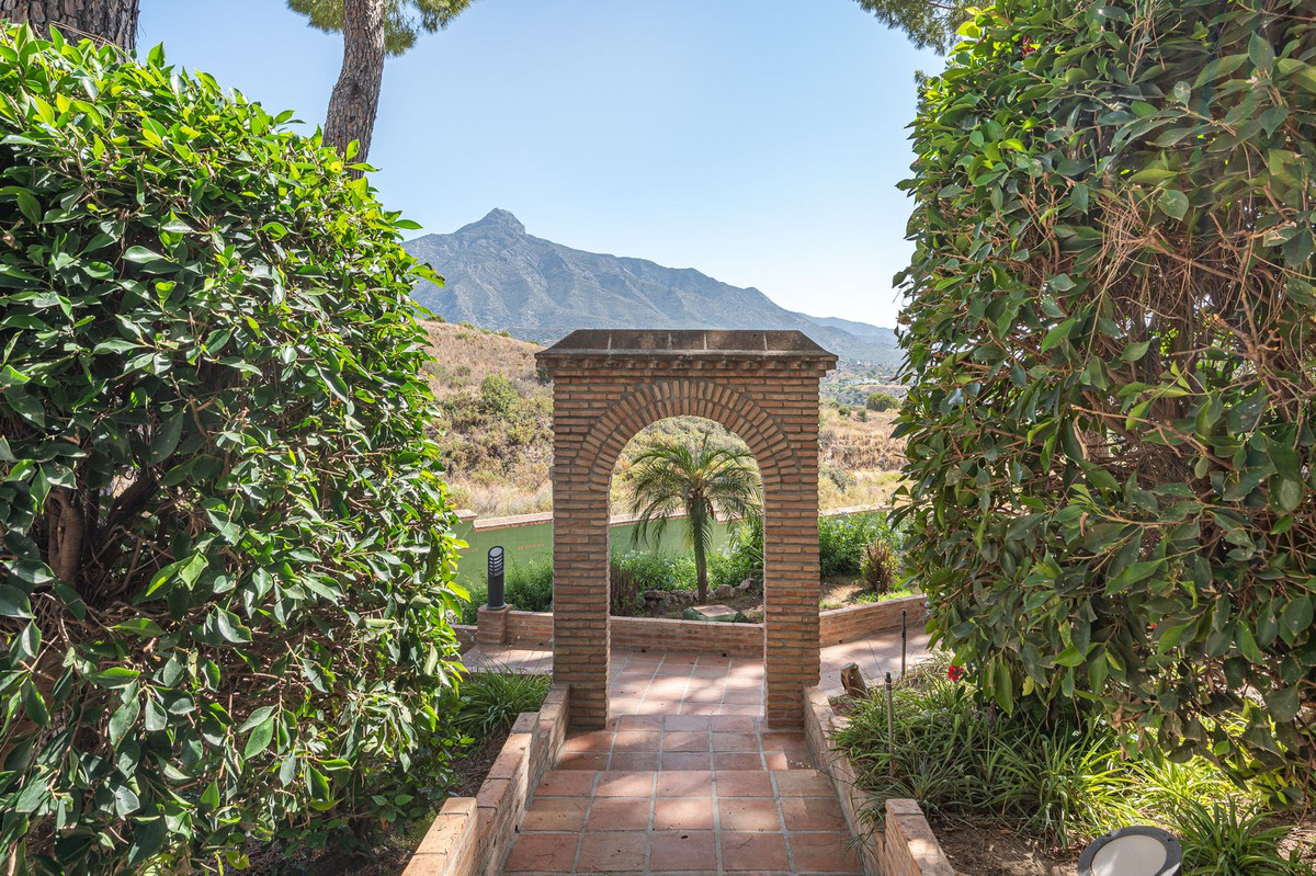 Te koop Middle Floor Apartment Costa Del Sol Aloha € 499.000,-