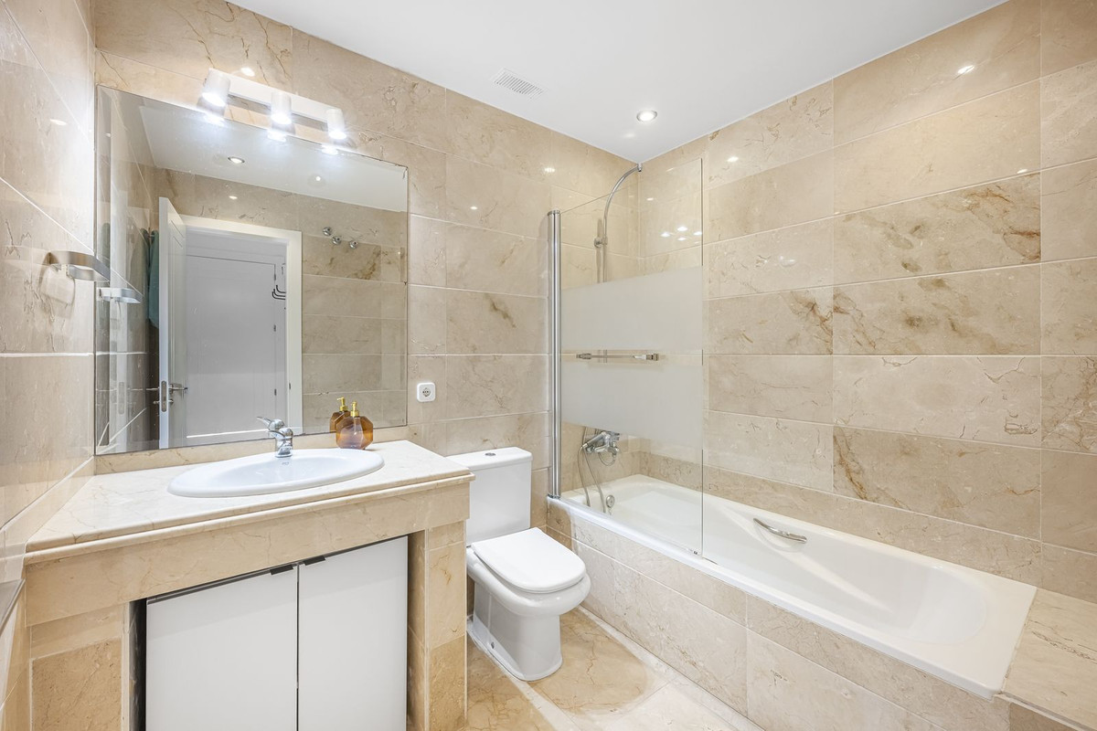 Te koop Middle Floor Apartment Costa Del Sol Aloha € 499.000,-