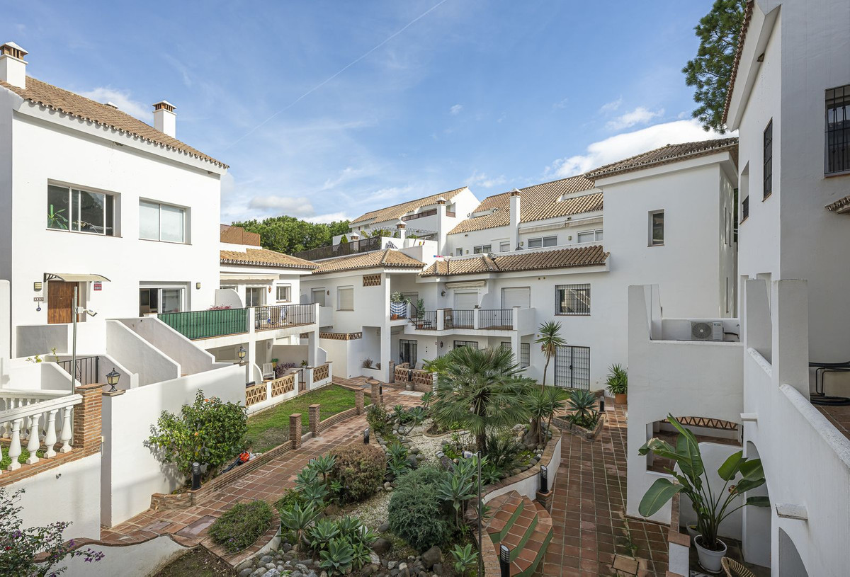 Te koop Middle Floor Apartment Costa Del Sol Aloha € 499.000,-