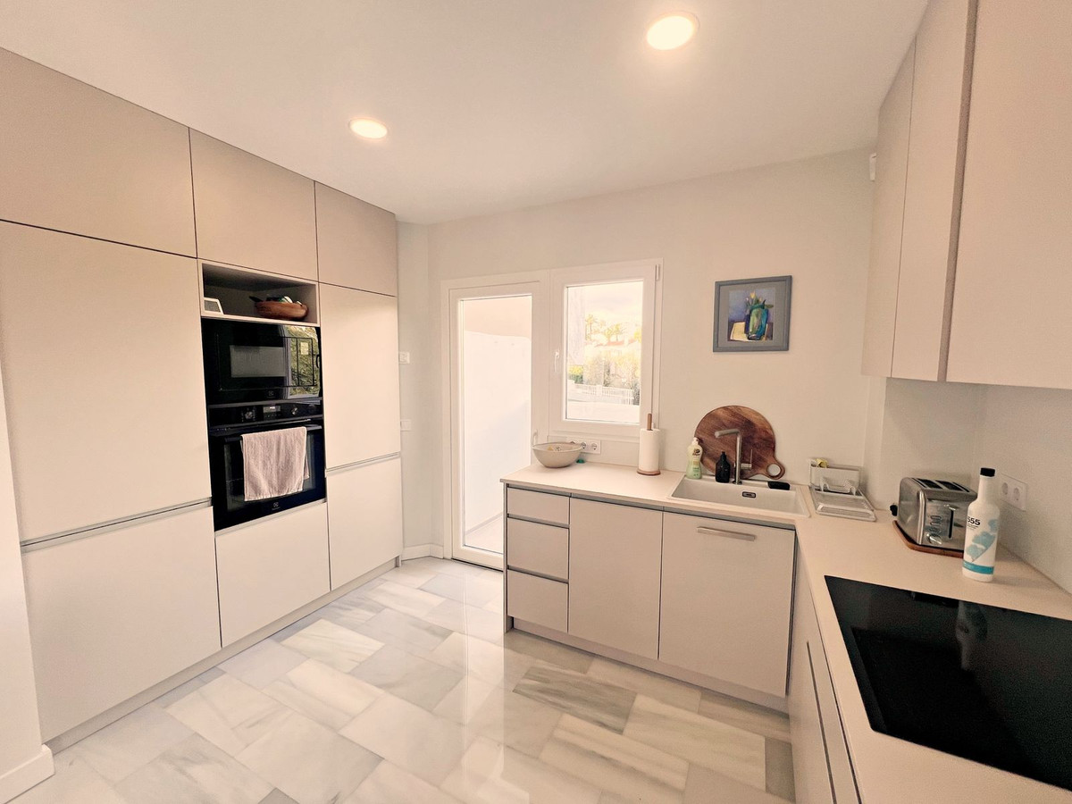 Te koop Middle Floor Apartment Costa Del Sol Calahonda € 468.000,-