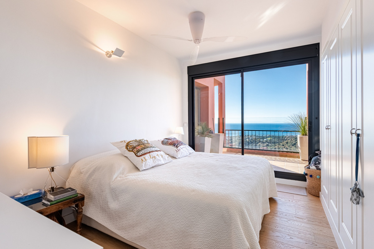 Te koop Middle Floor Apartment Costa Del Sol Calahonda € 690.000,-