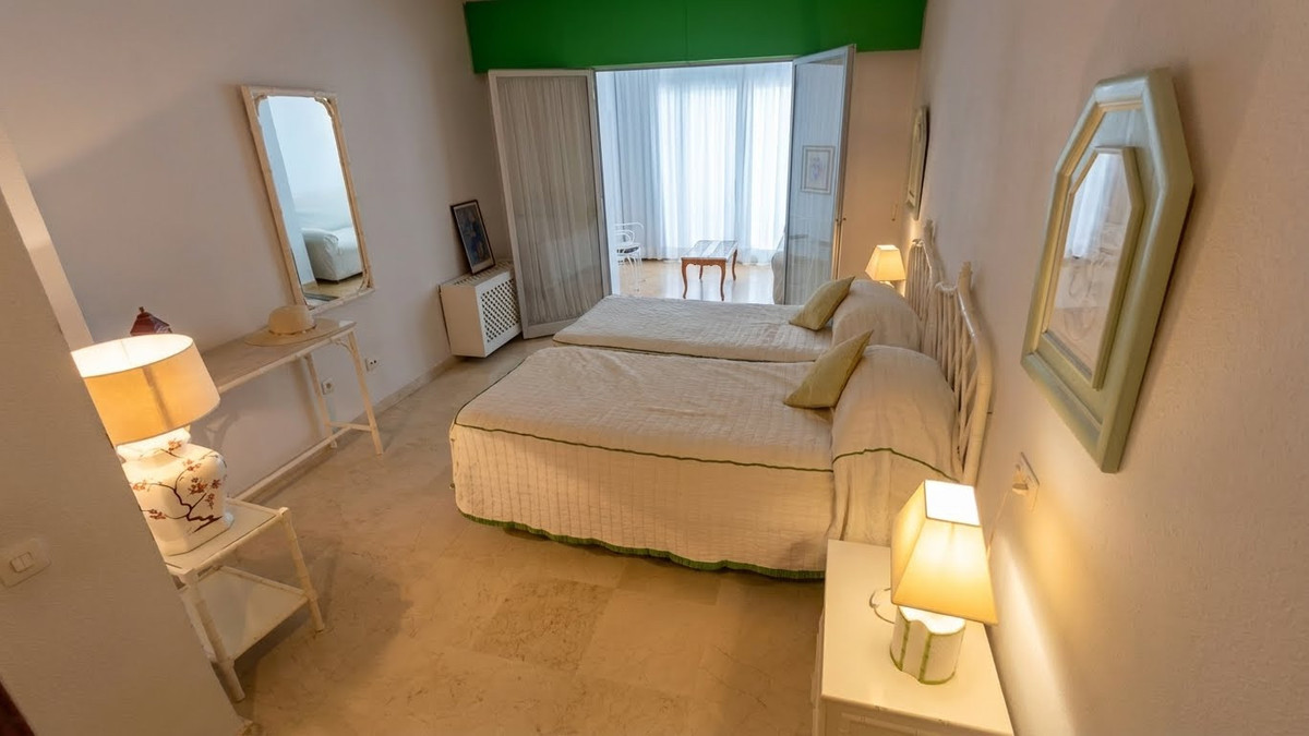 Te koop Middle Floor Apartment Costa Del Sol Estepona € 445.000,-