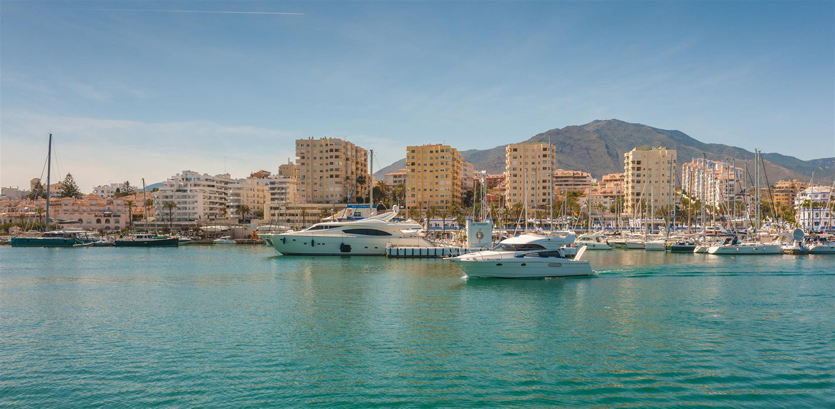 Te koop Middle Floor Apartment Costa Del Sol Estepona € 445.000,-