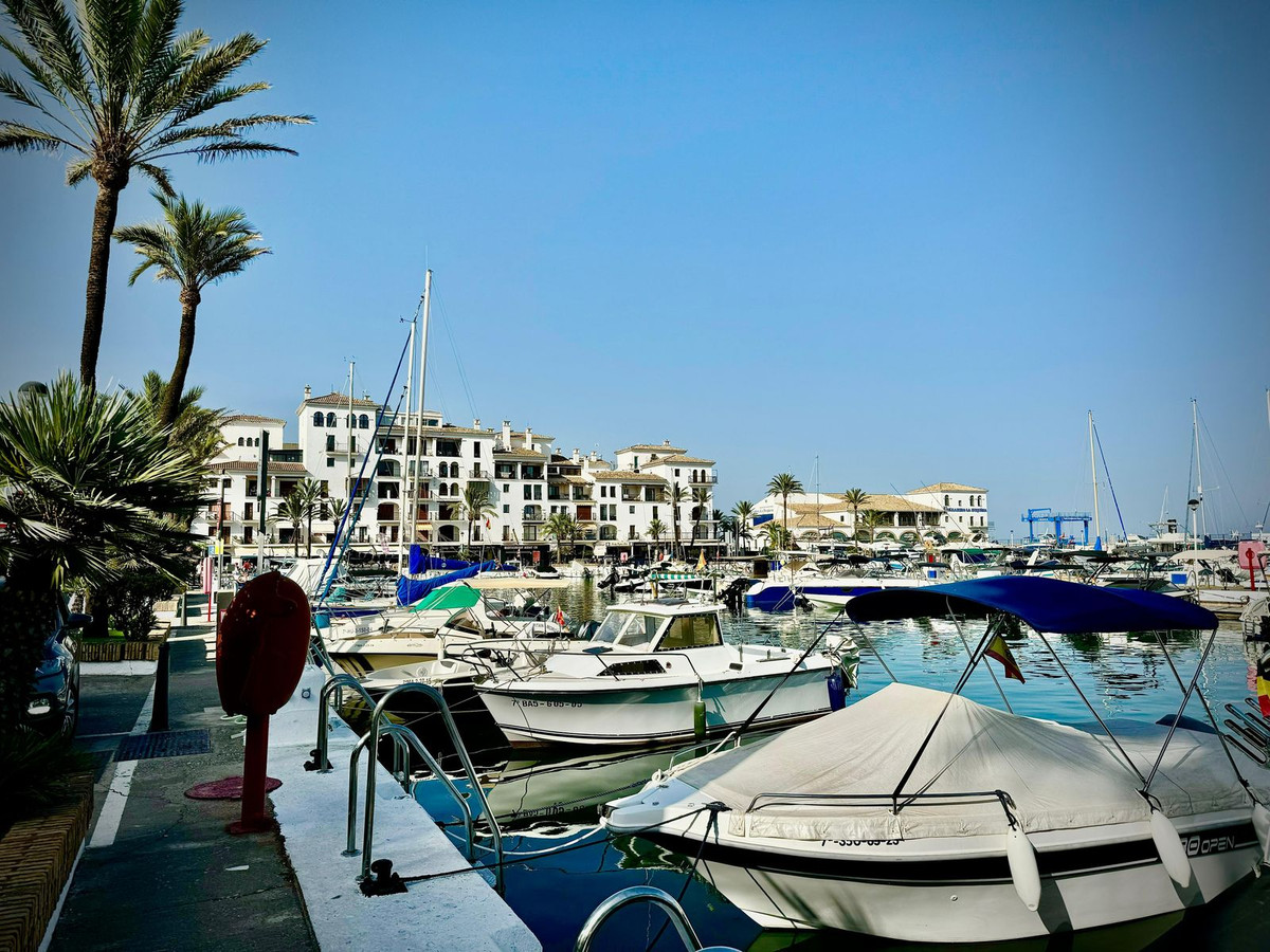 Te koop Middle Floor Apartment Costa Del Sol La Duquesa € 355.000,-