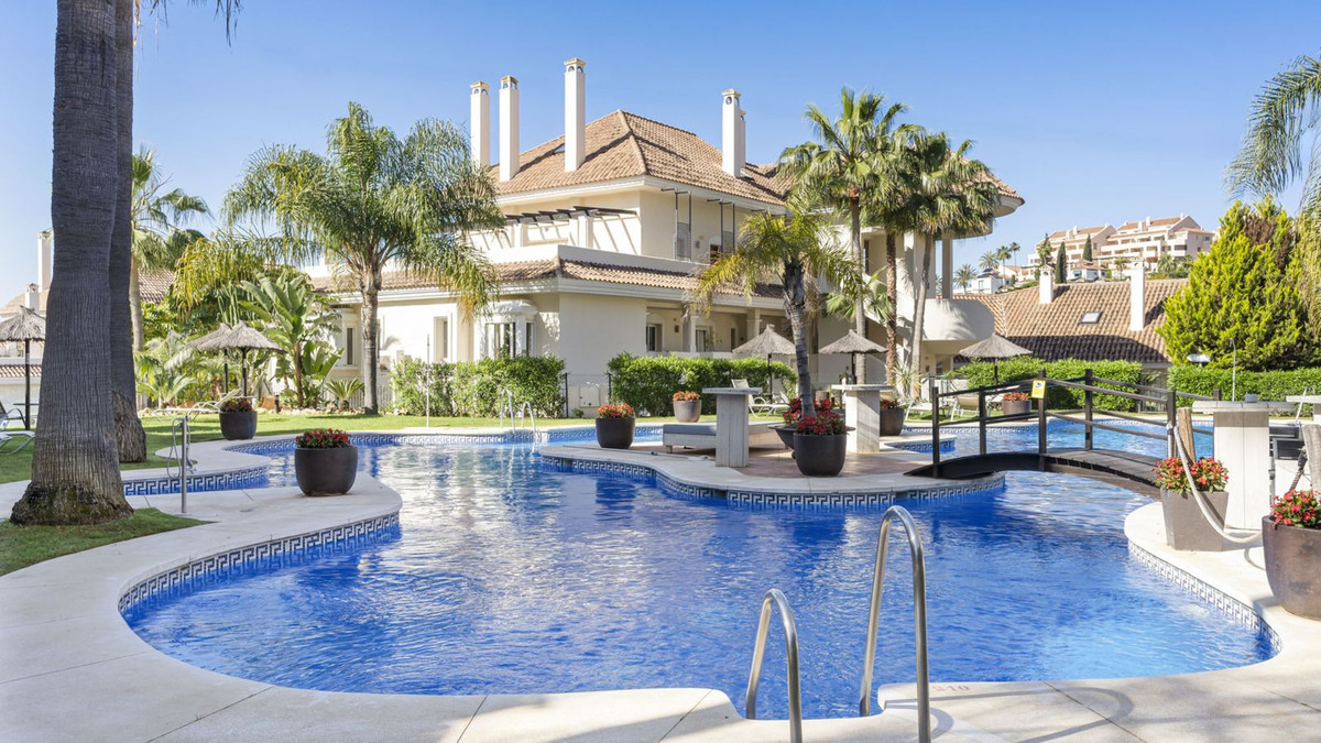 Te koop Middle Floor Apartment Costa Del Sol Nueva Andalucía € 575.000,-