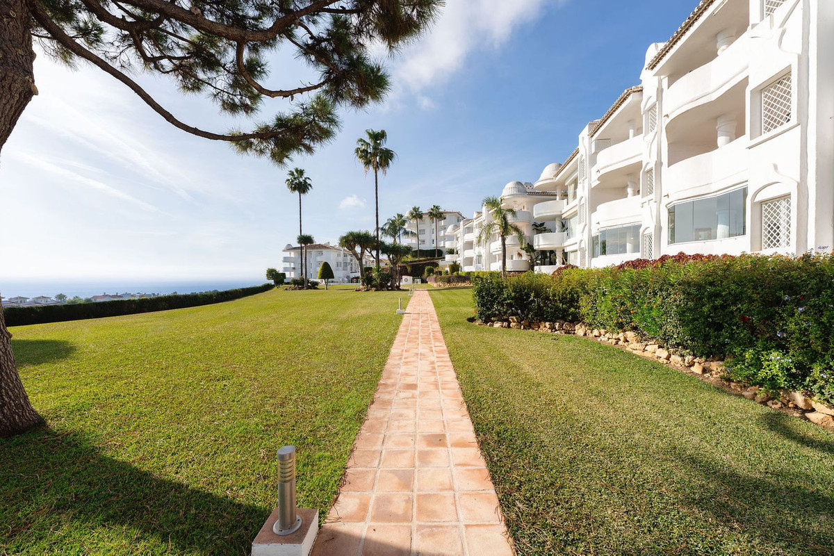 Te koop Middle Floor Apartment Costa Del Sol Calahonda € 429.000,-