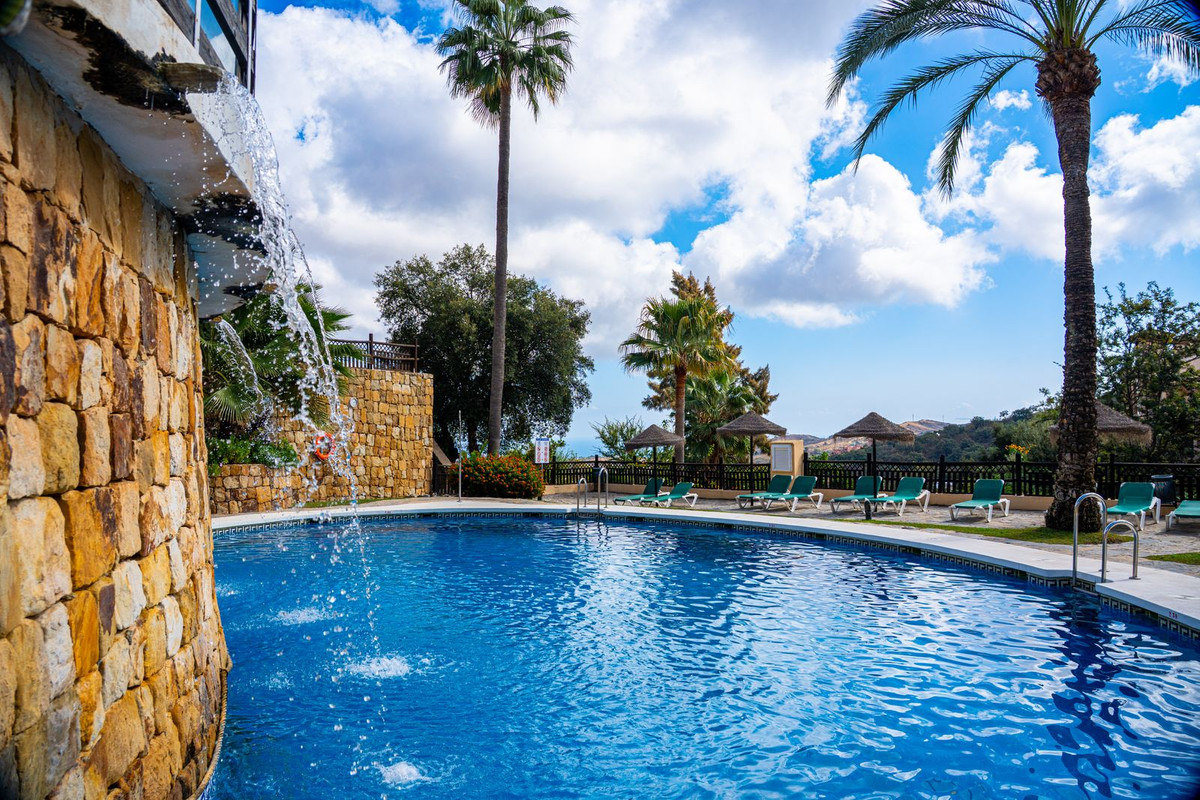 Te koop Middle Floor Apartment Costa Del Sol La Mairena € 379.000,-