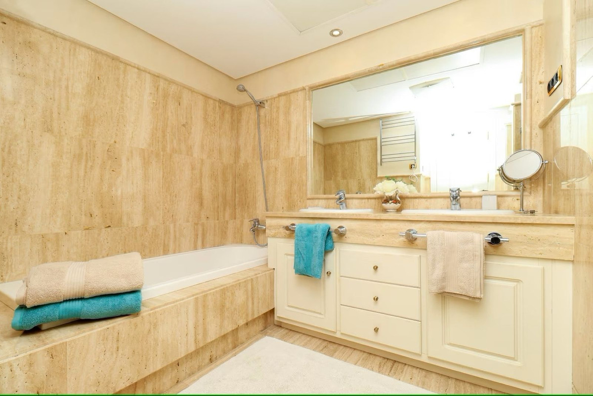 Te koop Gelijkvloers appartement Costa Del Sol Los Monteros € 1.395.000,-