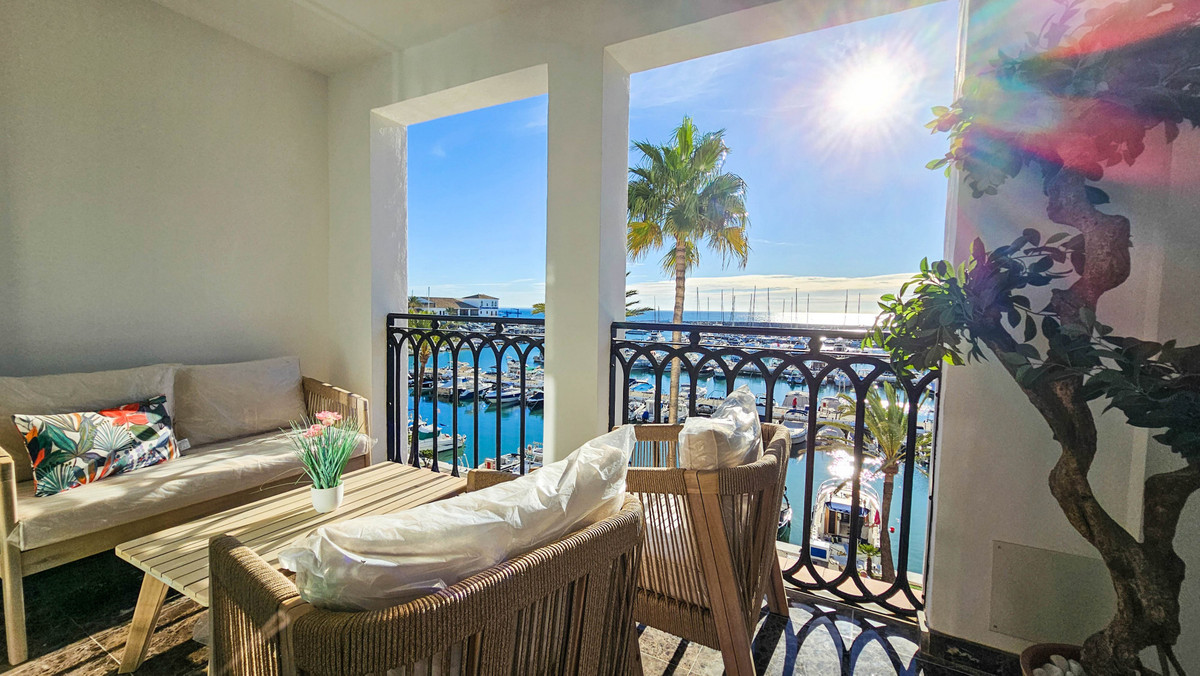 Te koop Middle Floor Apartment Costa Del Sol La Duquesa € 395.000,-