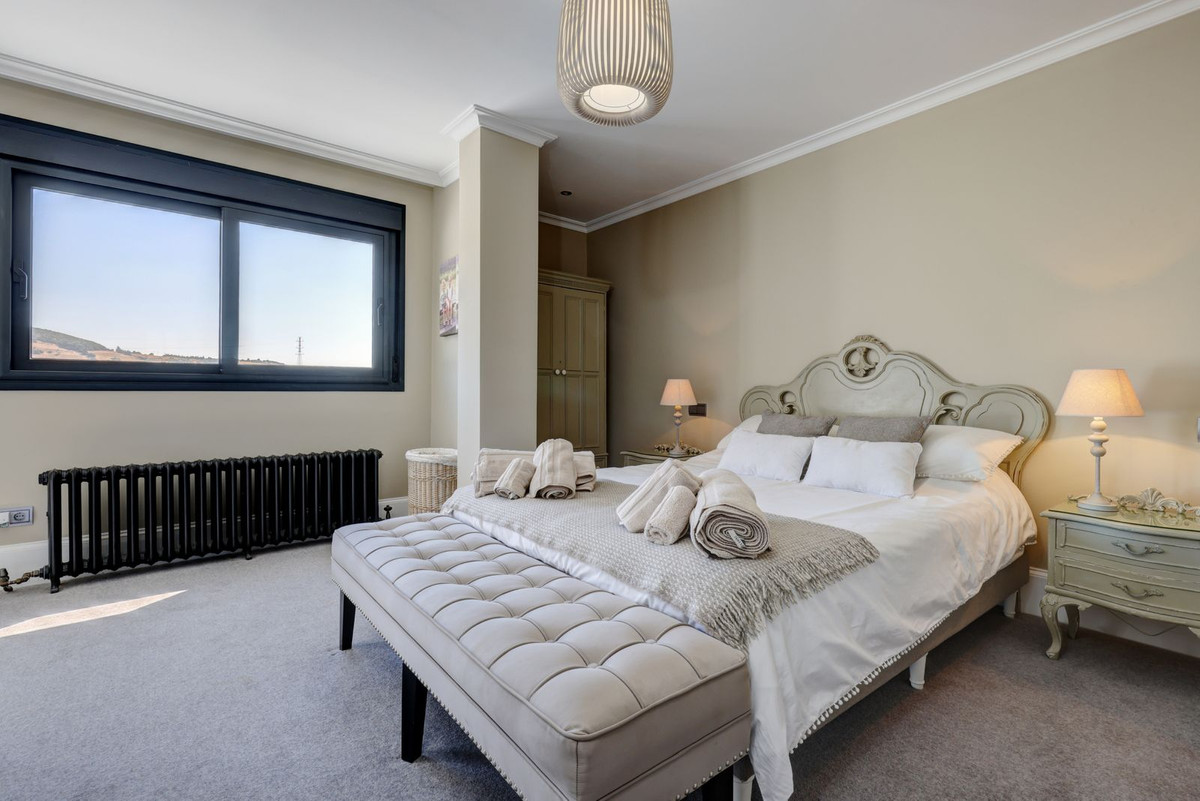 Te koop Vrijstaande Villa Costa Del Sol Casares € 2.250.000,-