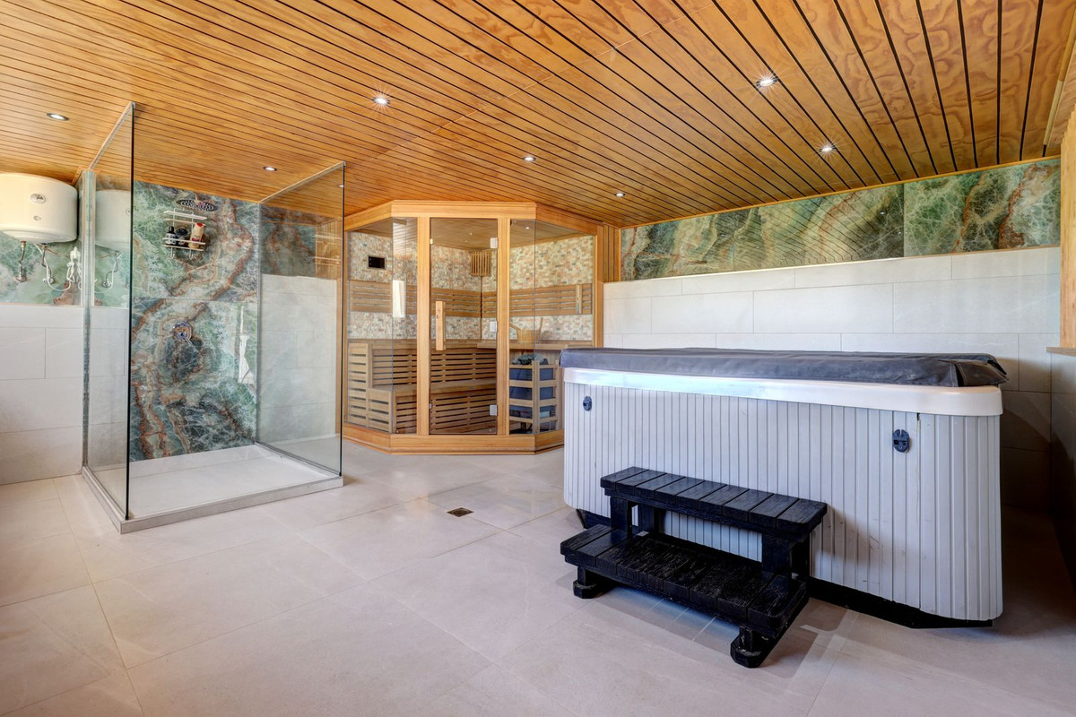 Te koop Vrijstaande Villa Costa Del Sol Casares € 2.250.000,-