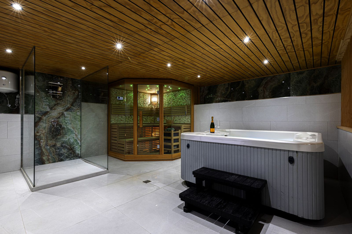 Te koop Vrijstaande Villa Costa Del Sol Casares € 2.250.000,-