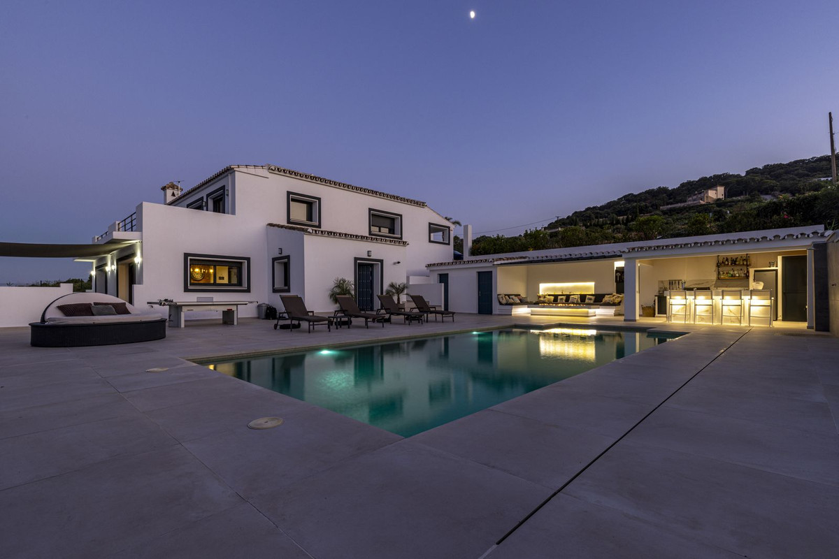 Te koop Vrijstaande Villa Costa Del Sol Casares € 2.250.000,-